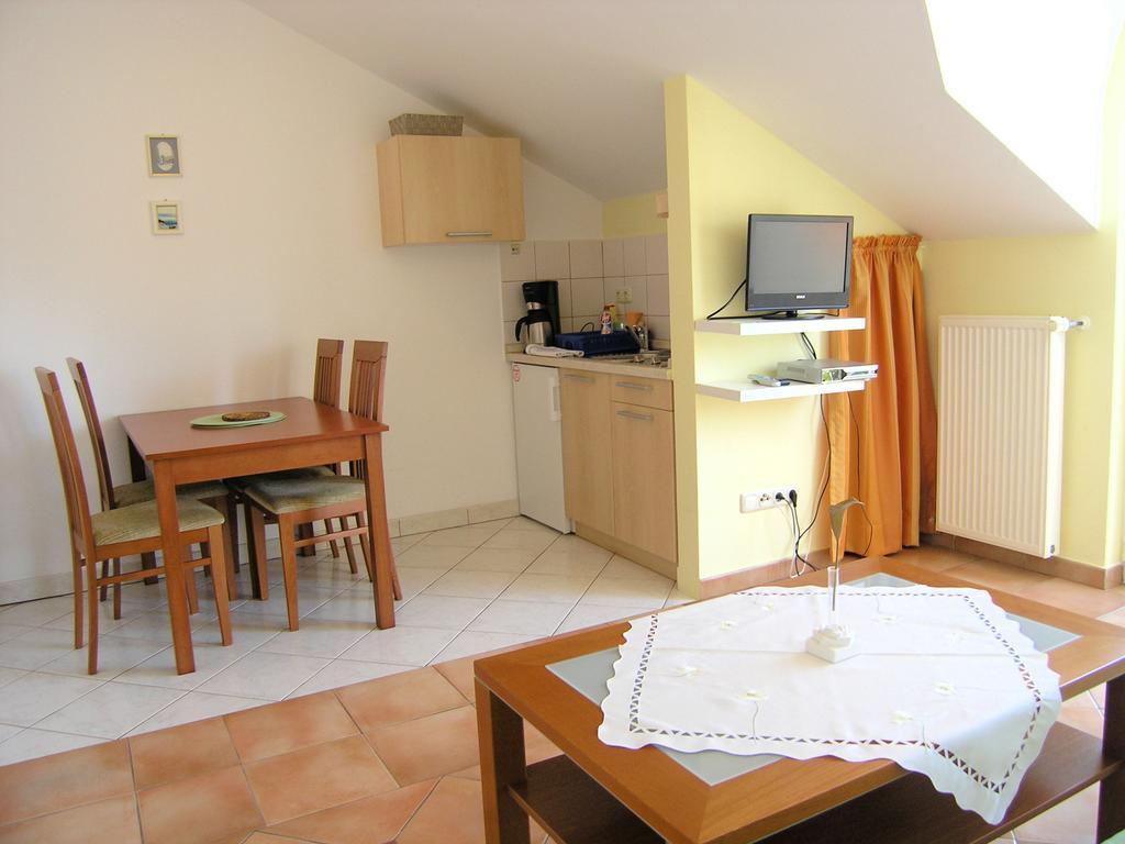 Apartments Kristina Đảo Krk Ngoại thất bức ảnh