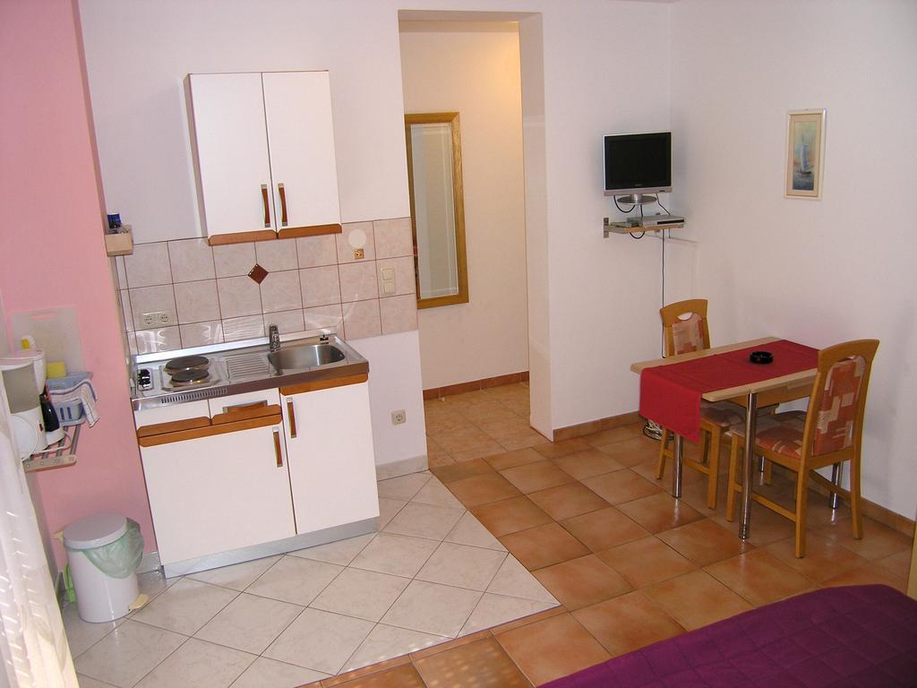 Apartments Kristina Đảo Krk Ngoại thất bức ảnh