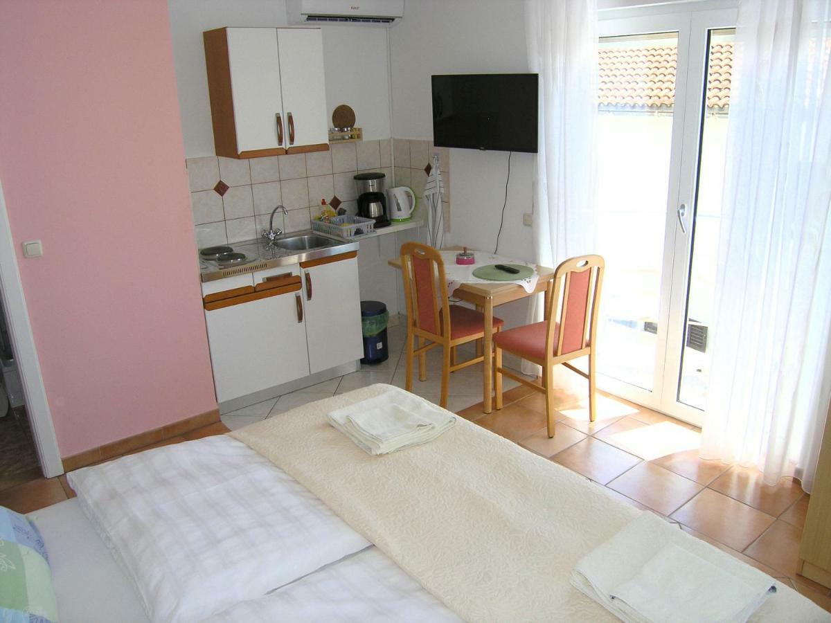 Apartments Kristina Đảo Krk Ngoại thất bức ảnh