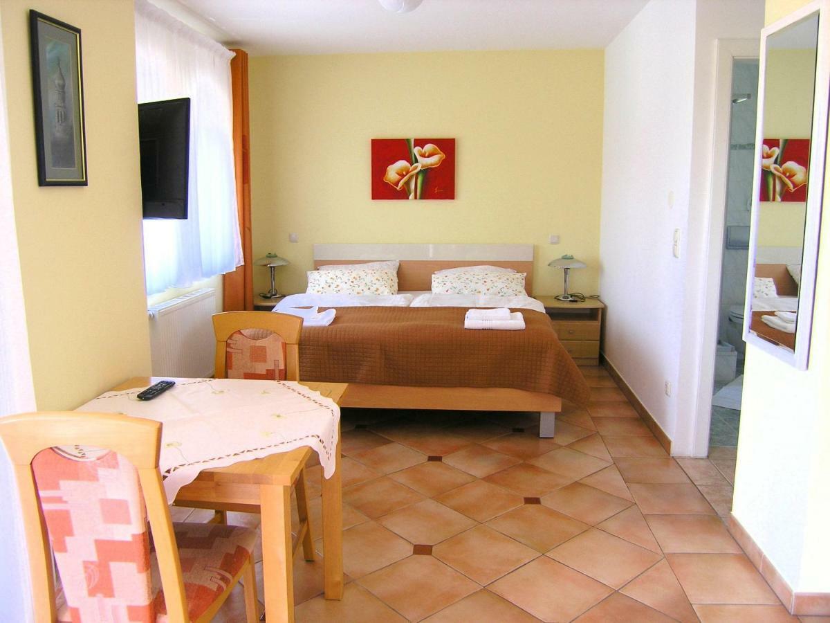 Apartments Kristina Đảo Krk Ngoại thất bức ảnh